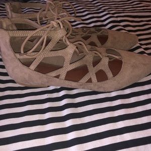 Pointed toe laced up flats!